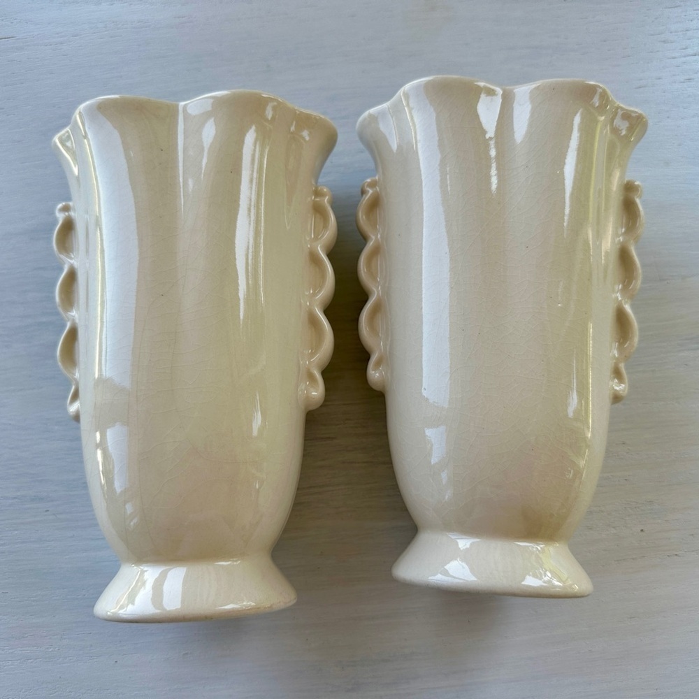 1950’S SET/2 , FLORAL VASES. SOFT CREAM COLOR WITH ONE SIDED FLORAL DESIGN. - Picture 8 of 12